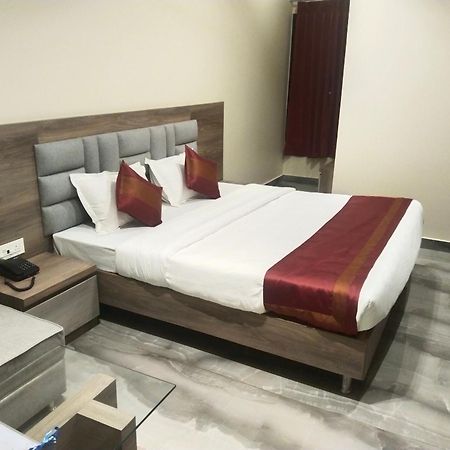 Hotel Dolly สิริกุรี ภายนอก รูปภาพ