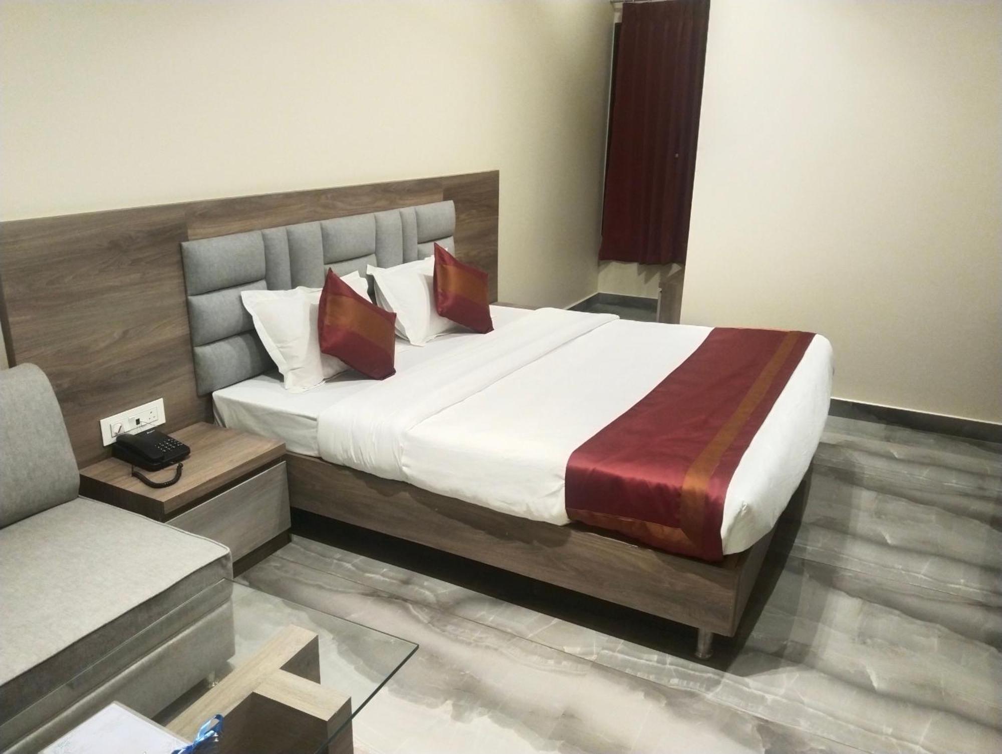 Hotel Dolly สิริกุรี ภายนอก รูปภาพ