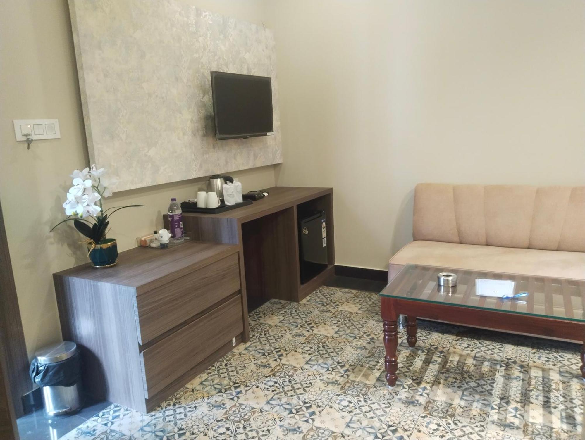 Hotel Dolly สิริกุรี ภายนอก รูปภาพ